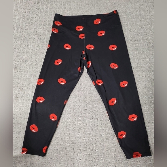 Walk Pop Pants - Walk Pop Black Leggings with Red Lips size 1X
